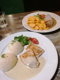 Fotka jedla Kurací steak syrová omáčka ryža. , Panenka a zemiakové dukátiky