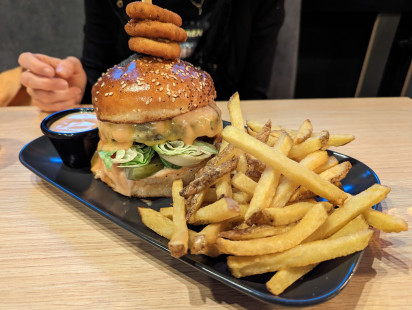 Fotografia jedla Hovädzí Burger s cibulovymi krúžkami