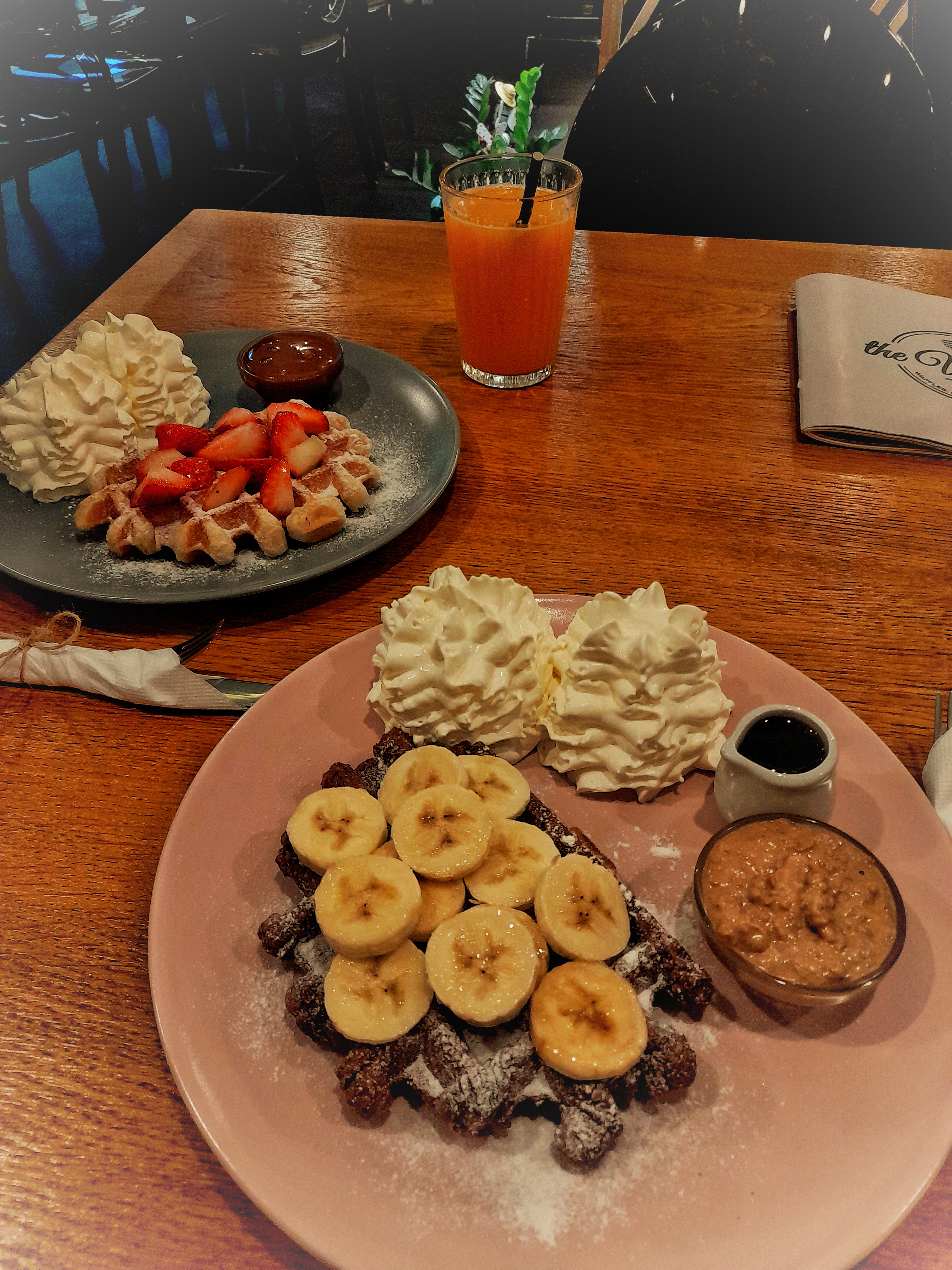 Waffle slaný karamel javorový sirup ovocie