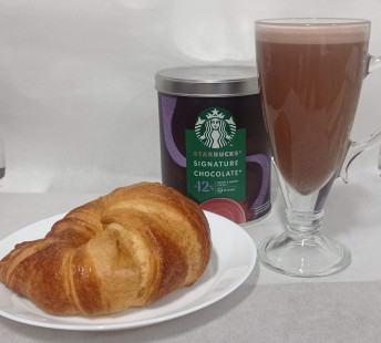 Fotka jedla Raňajky horúce mliečne kakao s čerstvo upečeným croissantom