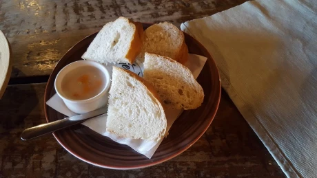 Fotka jedla sádlo s chlebom