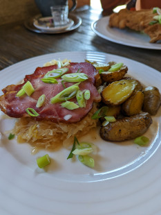 Fotografia jedla Údené mäso s kyslou kapustou a zemiakmi