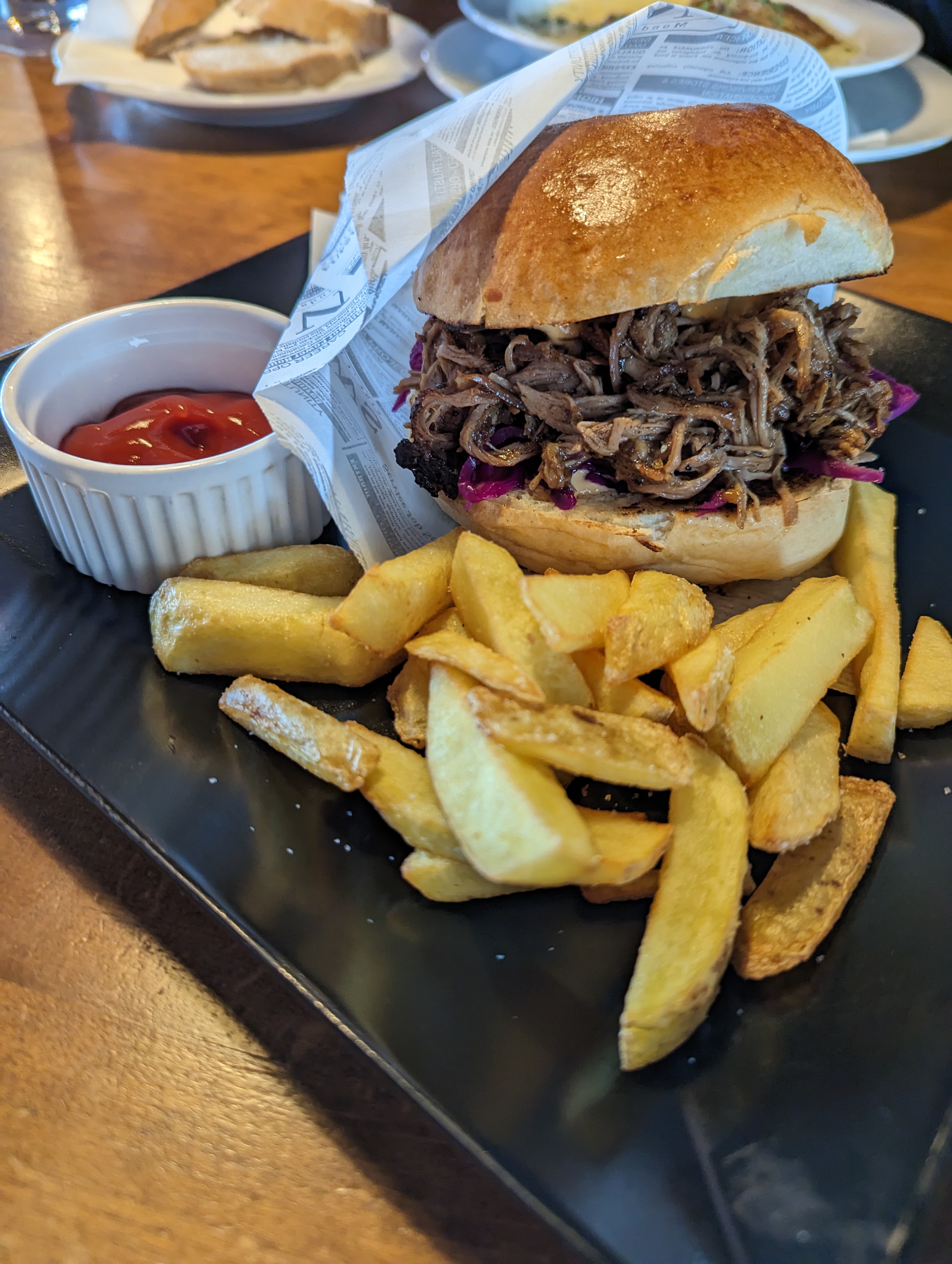 Burger s trhaným mäsom a kapustou