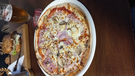 Fotografia jedla Pizza šunkova so šampiňónmi