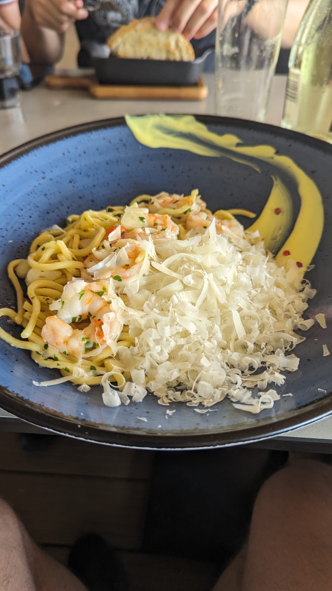 Aglio olio s krevetami a parmezánom