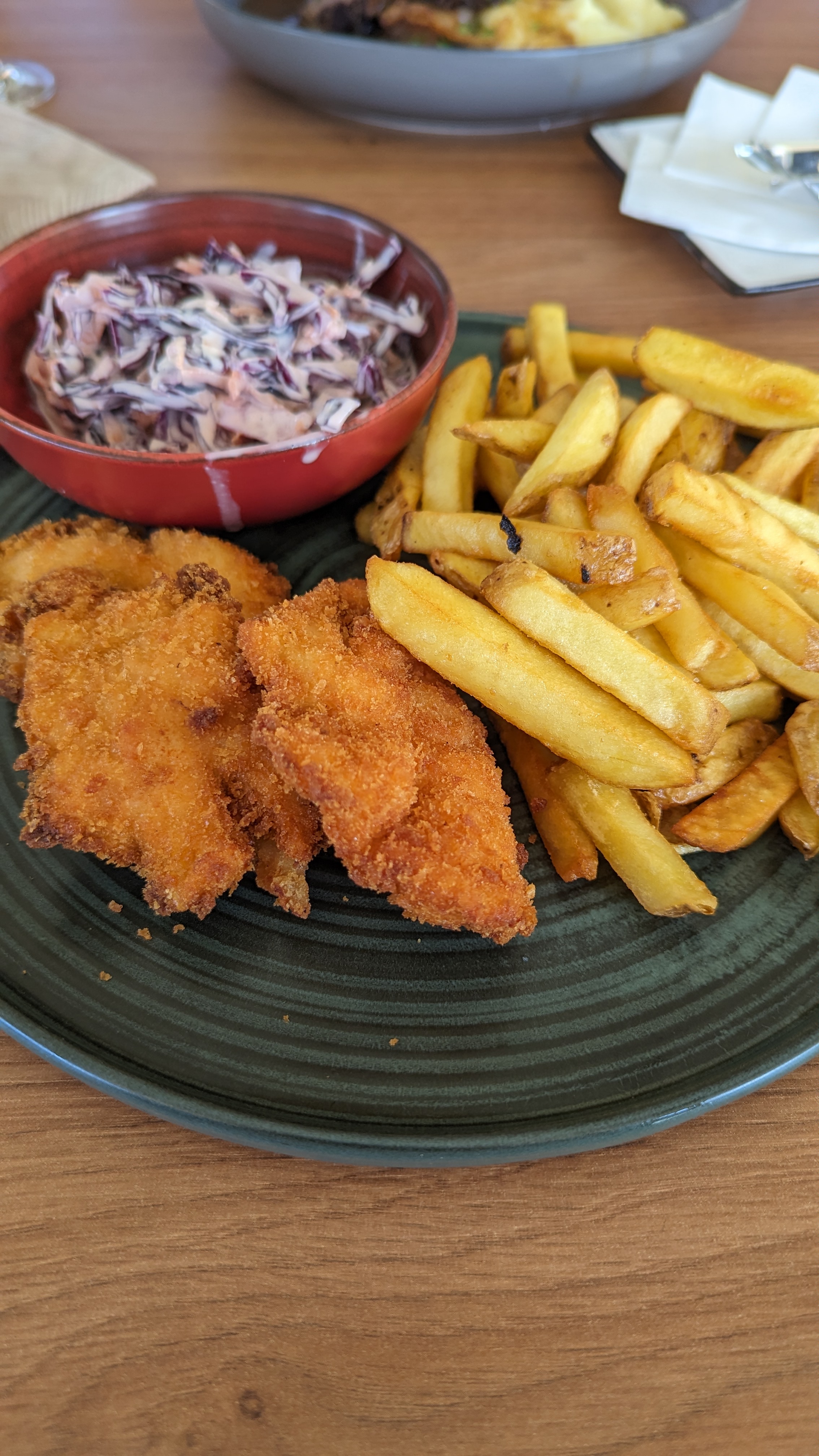 Kuracie strip's s hranolkami a coleslaw