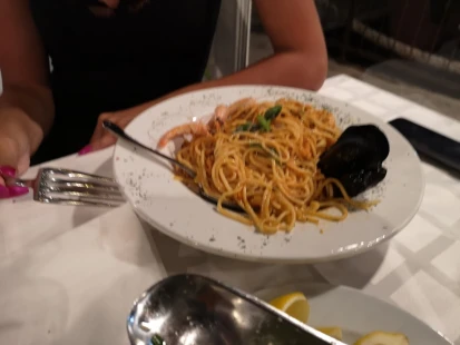 Fotka jedla špagety s morskými plodmi