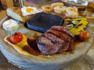 Fotografia jedla Hovädzí steak na lávovom kameni