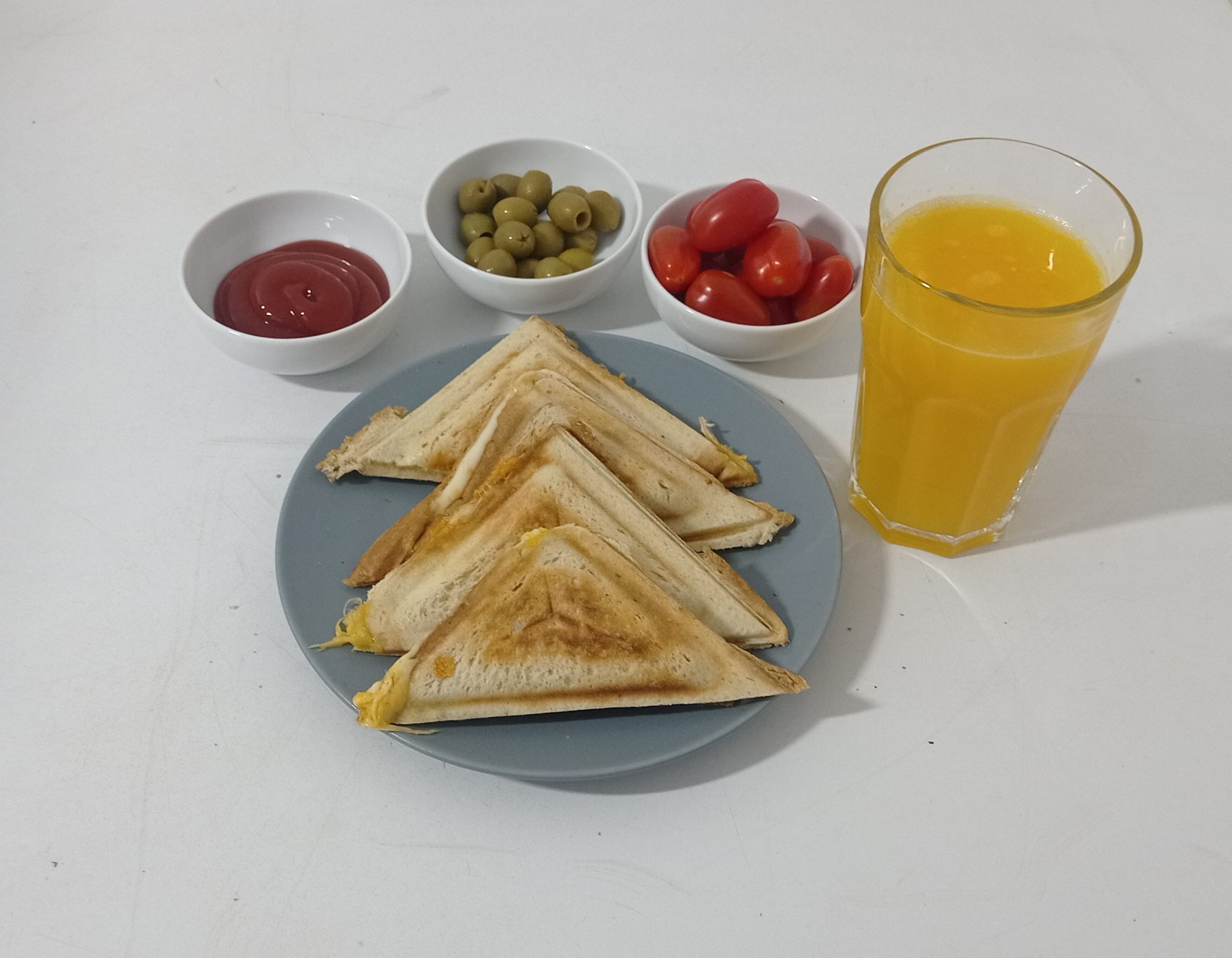 Raňajky Zapekané tousty so syrom a šunkou a pomarančový fresh