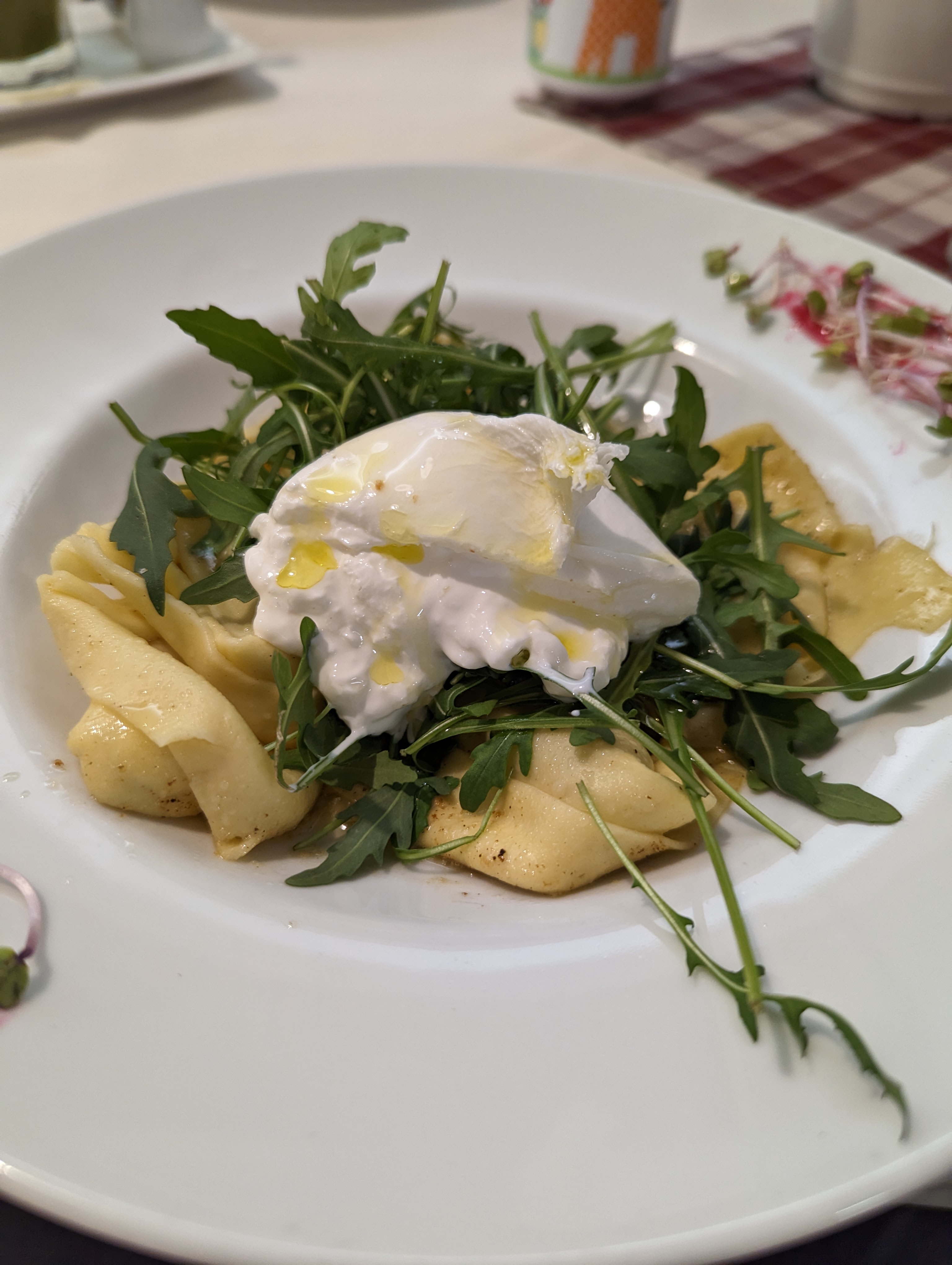 Plnené ravioli s hľuzovkovým olejom a burratou