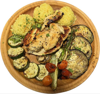 Fotografia jedla Kuracie stehná na grile, grilovaná zelenina, ryža