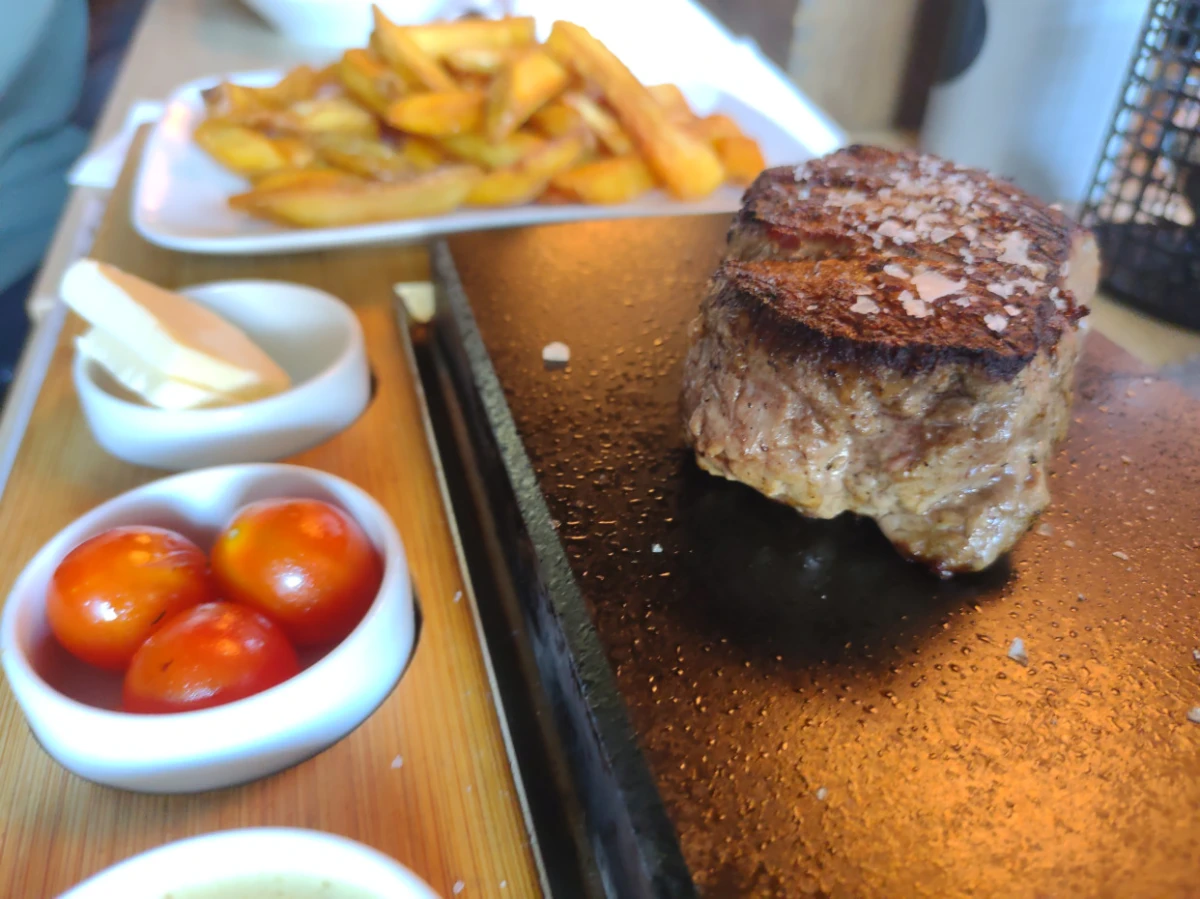 Fotka Steak z hovädzej sviečkovej na lávovom kameni