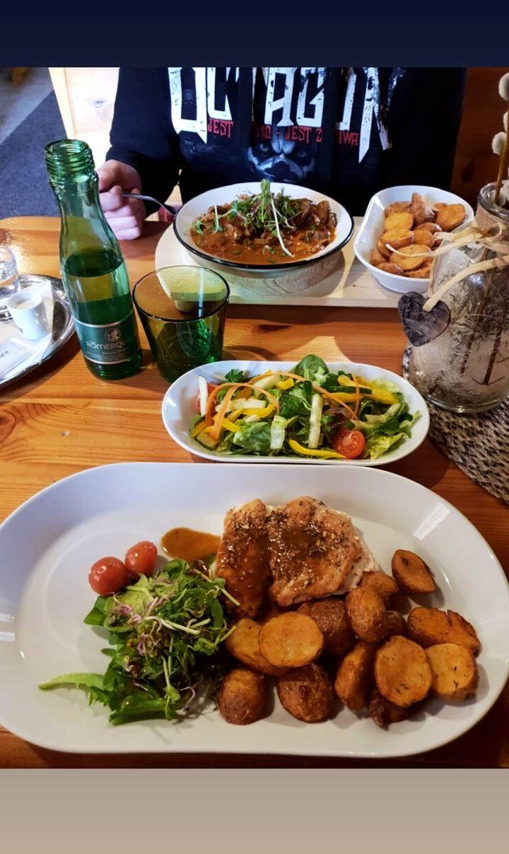 Kurací steak opekané zemiaky šalát+prílohový šalát