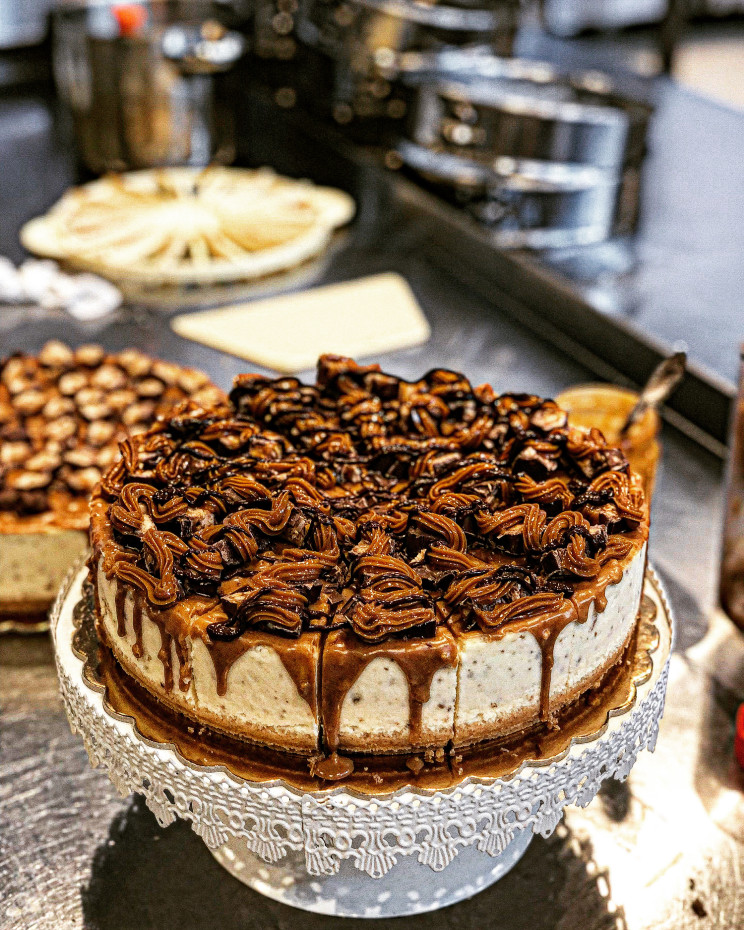 Dreamy Snickers Cheesecake