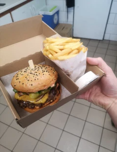 Fotka jedla Burger klasik s hranolkami a omáčkou