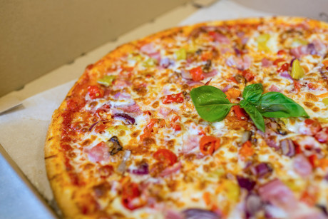 Fotografia jedla Pizza, pizzové rožky, talianska zapekaná bageta, cestoviny fusilli, pizza partybox.