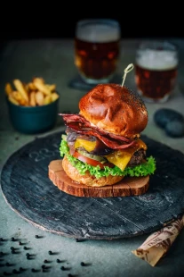 Fotografia jedla Hamburger a hranolčeky