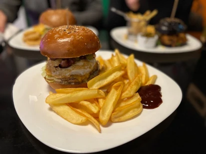 Fotografia jedla Burger a hranolčeky