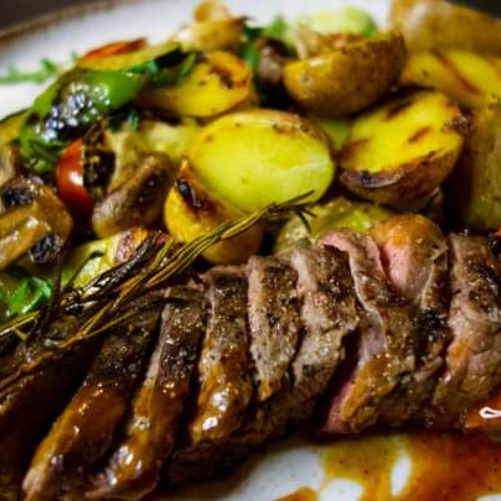 Flank steak, opekané zemiaky s rozmarínom, grilovaná zelenina